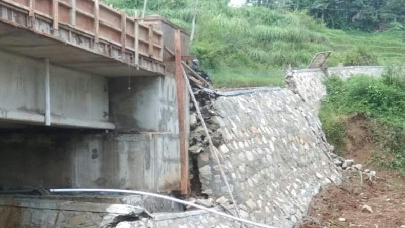 Tembok Penahan Tanah Retak, Proyek Jembatan Tajim di Gununghalu KBB Terhambat