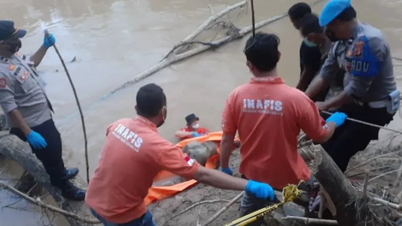 Mayat Pria Tanpa Identitas Ditemukan Tersangkut di Tumpukan Sampah Sungai