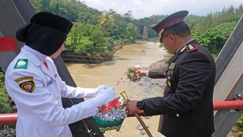 Hari Pahlawan, Pejabat Pemkab Temanggung Tabur Bunga di Jembatan Sungai Progo