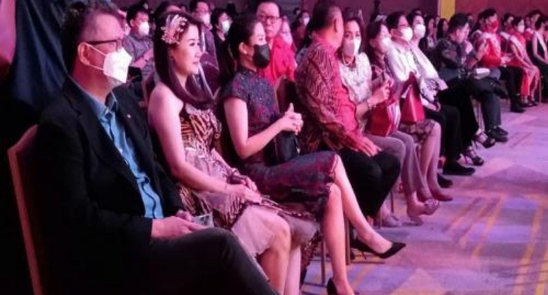 Anggunnya Angela Tanoesoedibjo Pakai Cheongsam di Malam Pemilihan Koko Cici Indonesia 2022