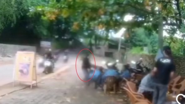Viral ABG Serang Warga yang Nongkrong di Pinggir Jalan Gunung Putri Pakai Celurit