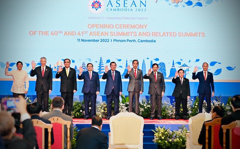 Diapit PM Kamboja dan Sultan Brunei, Presiden Jokowi Hadiri Upacara Pembukaan KTT ASEAN