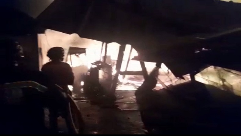 Diduga Lupa Matikan Kompor, Warung Nasi di Pasar Cilimus Kuningan Ludes Terbakar
