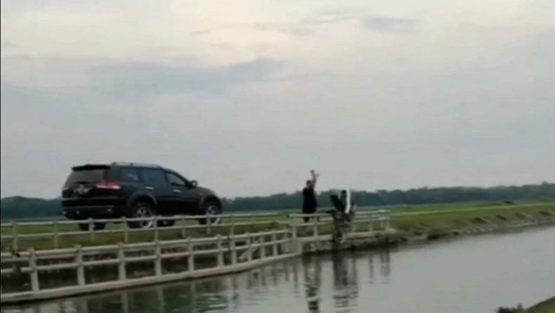 Viral Pemuda di Grobogan Ngamuk Lempar Motor ke Sungai, Pemilik Tak Berani Melawan