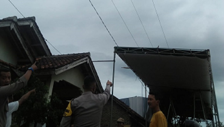 Apes, 2 Pekerja Tersengat Listrik saat Dirikan Tenda Hajatan di Pesawaran
