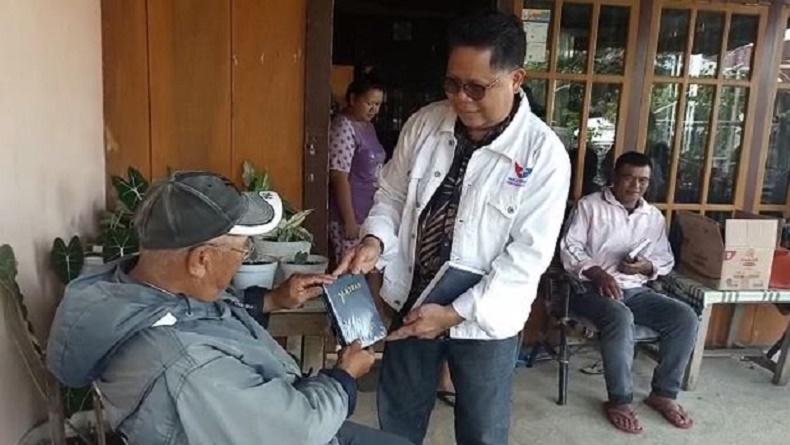 Partai Perindo Bagikan Puluhan Alkitab untuk Para Lansia di Langowan