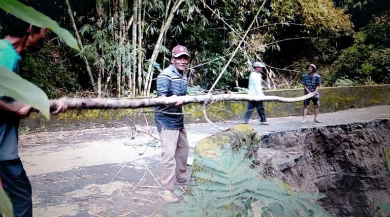 Diguyur Hujan Deras, Jembatan Penghubung Antardesa di Lereng Merapi Amblas