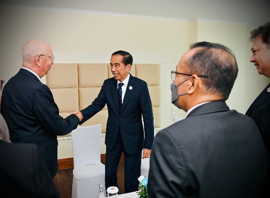 Presiden Jokowi Bertemu Executive Chairman WEF Bahas Ekonomi Global