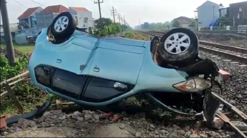 Minibus Tertabrak Kereta Api di Pelintasan Tak Berpintu Sidoarjo, Pengemudi Tewas