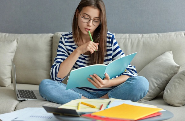10 Contoh Teks Hikayat Singkat Beragam Tema, Penuh Pesan Moral!