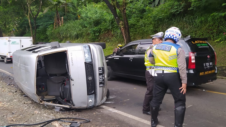 Minibus Hilang Kendali di Jalan Raya Cianjur-Cipanas, Tabrak Pemotor lalu Terbalik