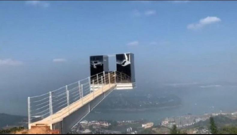 Toilet Terbang! Dibangun di Ketinggian 100 Meter dan Menjorok ke Udara, Berani Pakai?