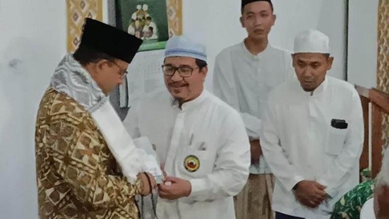 Anies Baswedan Dapat Hadiah dari Gus Wafi, Tasbih hingga Kitab Peninggalan Mbah Moen