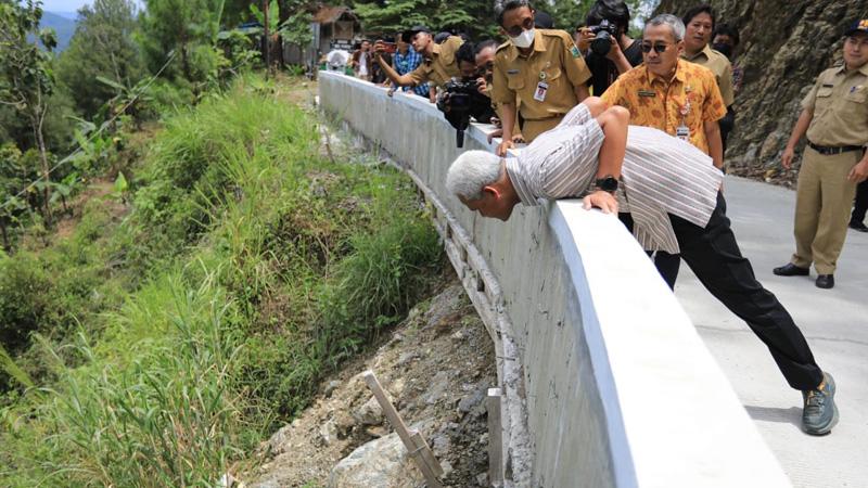  Ganjar Kecewa Temukan Proyek Jalan Rp7 Miliar di Kebumen Tak Beres: Jelek Pating Jerabut