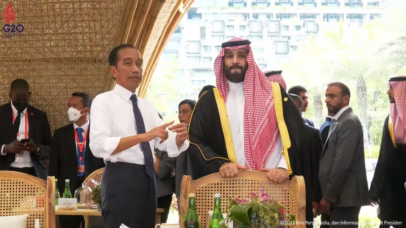 Momen Jokowi dan Pangeran MBS Berbincang Akrab saat Jeda Makan Siang KTT G20 Bali