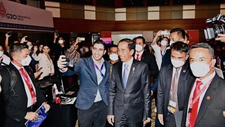 Momen Jokowi Cek Media Center G20 Bali, Jurnalis Asing Berebut Swafoto