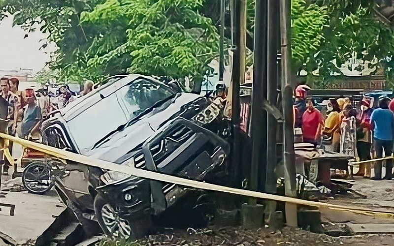 Disopiri Perempuan, Pajero Sport Seruduk Gerobak Gorengan dan Tambal Ban, Satu Tewas