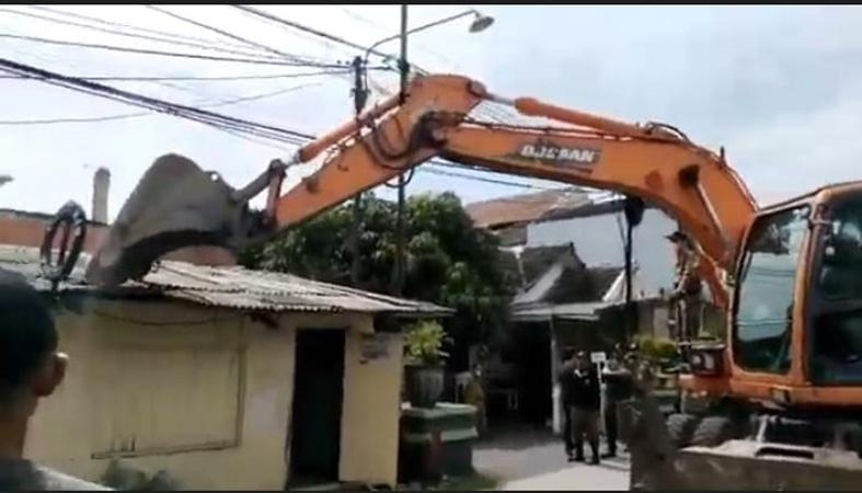  Pembongkaran 7 Bangunan Liar di Semarang, Satpol PP Adu Mulut dengan Pemilik Kios