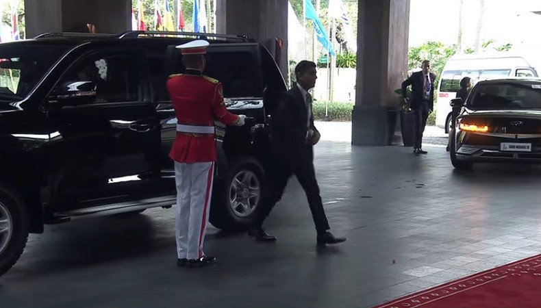 PM Inggris Rishi Sunak Tampil Beda Naik SUV ke Venue KTT G20