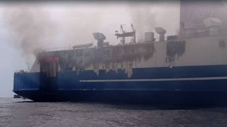 KMP Mutiara Timur Terbakar di Selat Bali hendak Menuju Pelabuhan Gili Mas Lembar