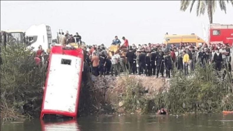 Minibus dan Truk Tabrakan, 14 Orang Tewas