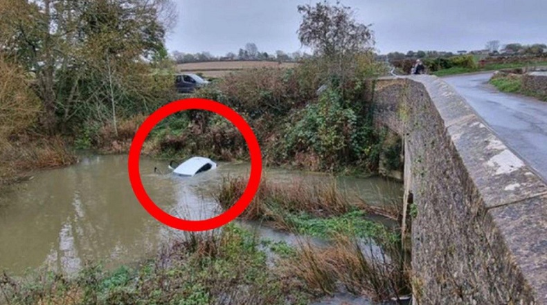 Definisi Apes! Perempuan Ini Terjun ke Sungai Bareng Mobil padahal Baru Dapat SIM