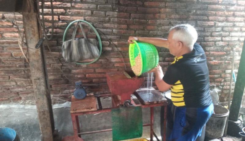 Cegah Kenaikan Harga, Pemkab Batang Gelontorkan 1 Ton Kedelai ke Pedagang Tempe