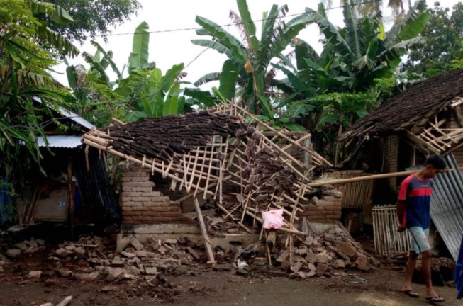 Rumah Warga di Lombok Tengah Diterjang Puting Beliung