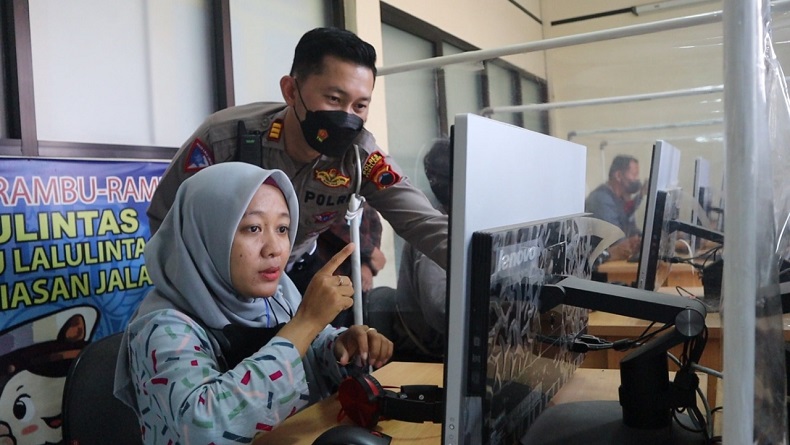 Belasan Tuna Rungu Ikuti Ujian SIM, Polres Pemalang Sediakan Penerjemah