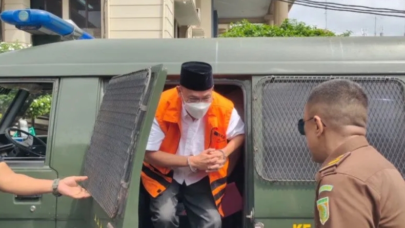 Berpeci Hitam, Terdakwa Kasus Suap Rektor Unila Jalani Sidang Lanjutan
