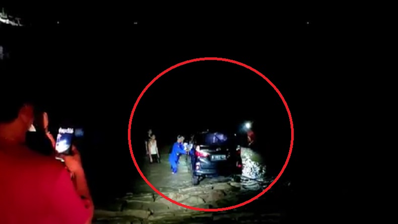 Mobil Terjun ke Laut, Pemilik Baru Sadar usai Lihat Kendaraan Terbawa Arus 
