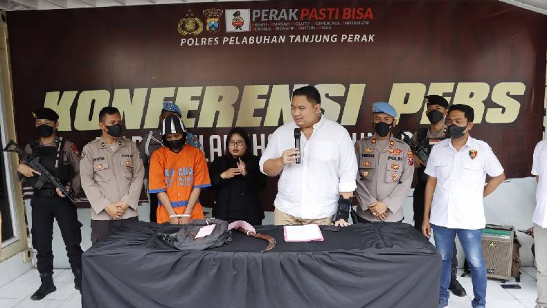 Berawal Saling Pandang, Pria Surabaya Bacok Orang di Jalan hingga Tewas