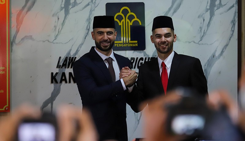 Jordi Amat dan Sandy Walsh Pamer KTP usai Jadi WNI, Siap Bela Timnas Indonesia