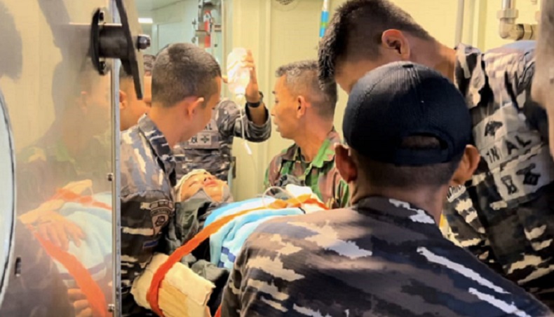 Detik-Detik Mendebarkan TNI AL Selamatkan Korban KM Mutiara Timur I Terbakar di Selat Bali