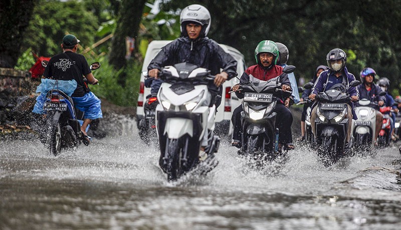 BMKG Ingatkan Pemudik Waspada Cuaca Ekstrem Imbas Bibit Siklon 96S