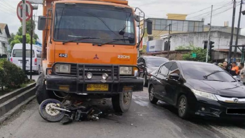 Tragis, Ayah dan Anak di Binjai Tewas Ditabrak Truk saat Boncengan Motor