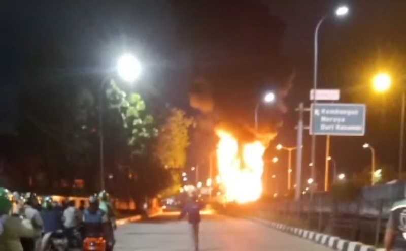 Truk Tangki BBM Terbakar di Tol Ring Road Cengkareng, 6 Unit Damkar Dikerahkan