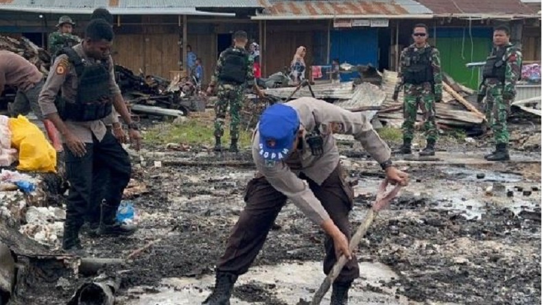 Dogiyai Berangsur Pulih, TNI-Polri Kerja Bakti Bersihkan Puing-Puing Sisa Kebakaran