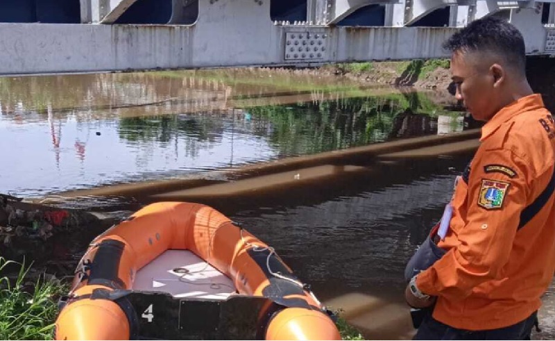 Pencarian Pria Diduga Mabuk Nyebur di Kali Grogol Dilanjutkan, 5 Perahu Karet Dikerahkan
