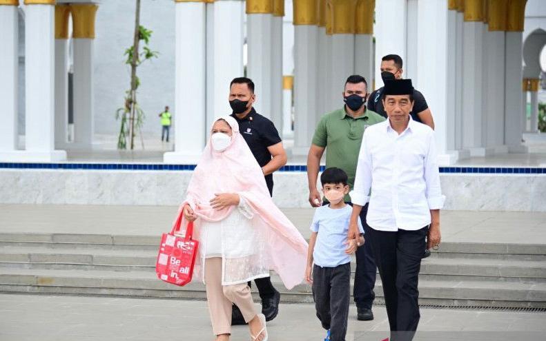 Momen Jokowi dan Iriana Ajak Jan Ethes Salat Duha di Masjid Raya Sheikh Zayed Solo