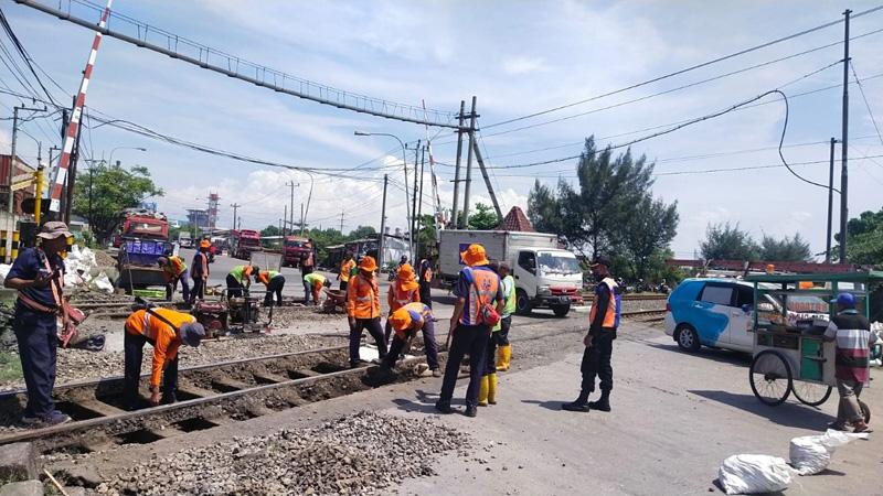 Hati-hati, Ada Perbaikan Jalur Pelintasan Sebidang di Jalan Ronggowarsito Semarang