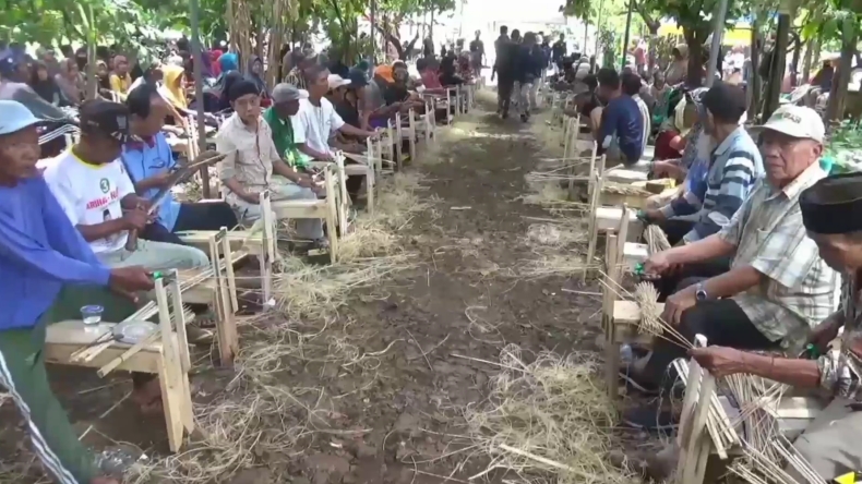 Buat Jutaan Tusuk Sate, 1.127 Lansia di Lampung Selatan Pecahkan Rekor MURI dan Dunia