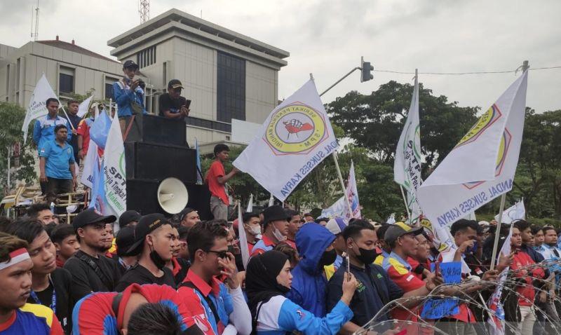 Buruh Ancam Mogok Kerja Massal, Ganjar: Kok Ngancam-ngancam, Mbok Lungguh Ngobrol