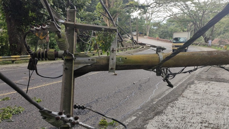 Dampak Gempa Cianjur, Ribuan Gardu Listrik Rusak, Warga Terpaksa Gunakan Lilin