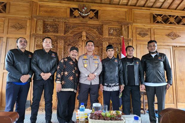 Kapolda DIY Diberi Keris Kiai Sengkelat dari Paguyuban Kawulo Mataram, Begini Maknanya