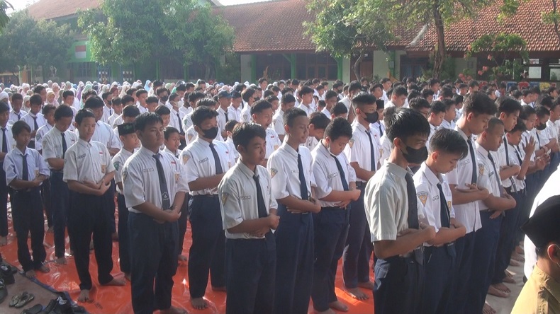 Siswa SD dan SMP di Mojokerto Gelar Salat Gaib Serentak untuk Korban Gempa Cianjur