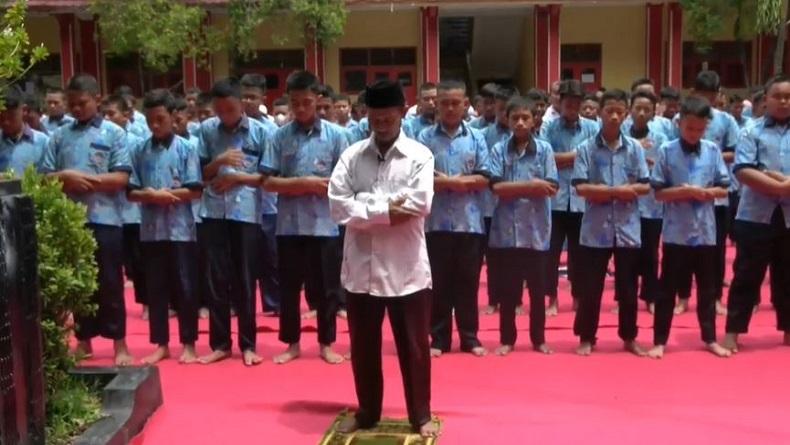 Ratusan Siswa di Brebes Gelar Salat Gaib untuk Korban Gempa Cianjur