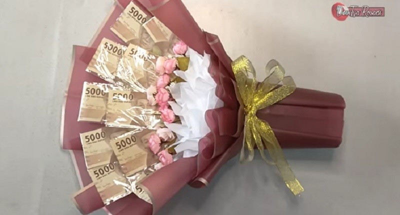 Cara Membuat Buket Uang Simple untuk Kado yang Unik dan Berkesan