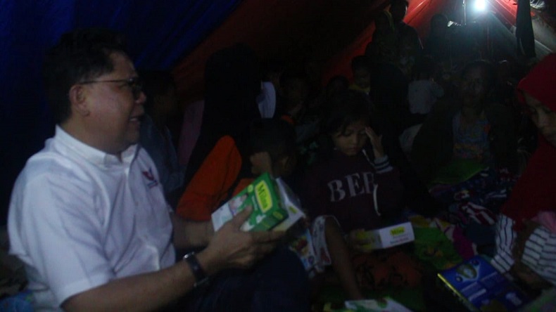 Yerry Tawalujan Kunjungi Posko Pengungsian di Ciender, Penuhi Kebutuhan Bayi