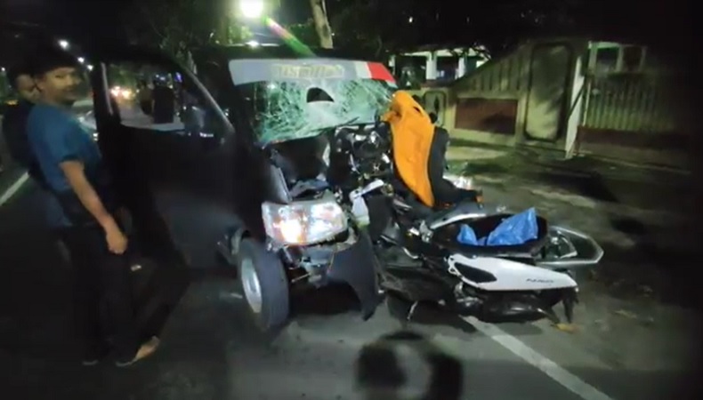 Tabrakan Hebat Motor dan Pikap di Madiun, 1 Tewas Terlempar 1 Luka-Luka